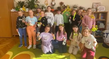 Zielono i bezpiecznie w Krzeszowie. Uczniowie świętowali Dzień Drzewa